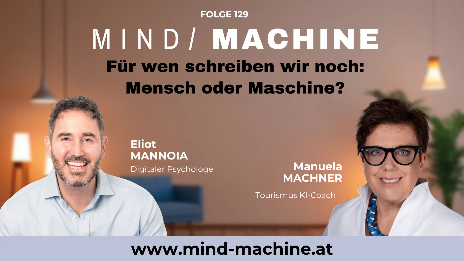 Podcast Mind / Machine – Folge #129: Für wen schreiben wir noch: Mensch oder Maschine? Titelgrafik zur Folge 129 des Podcasts Mind / Machine: Eliot Mannoia, digitaler Psychologe, und Manuela Machner, Tourismus KI-Coach, in einem warm beleuchteten Wohnraum, darüber der Titel "Für wen schreiben wir noch: Mensch oder Maschine?" und die Adresse www.mind-machine.at.